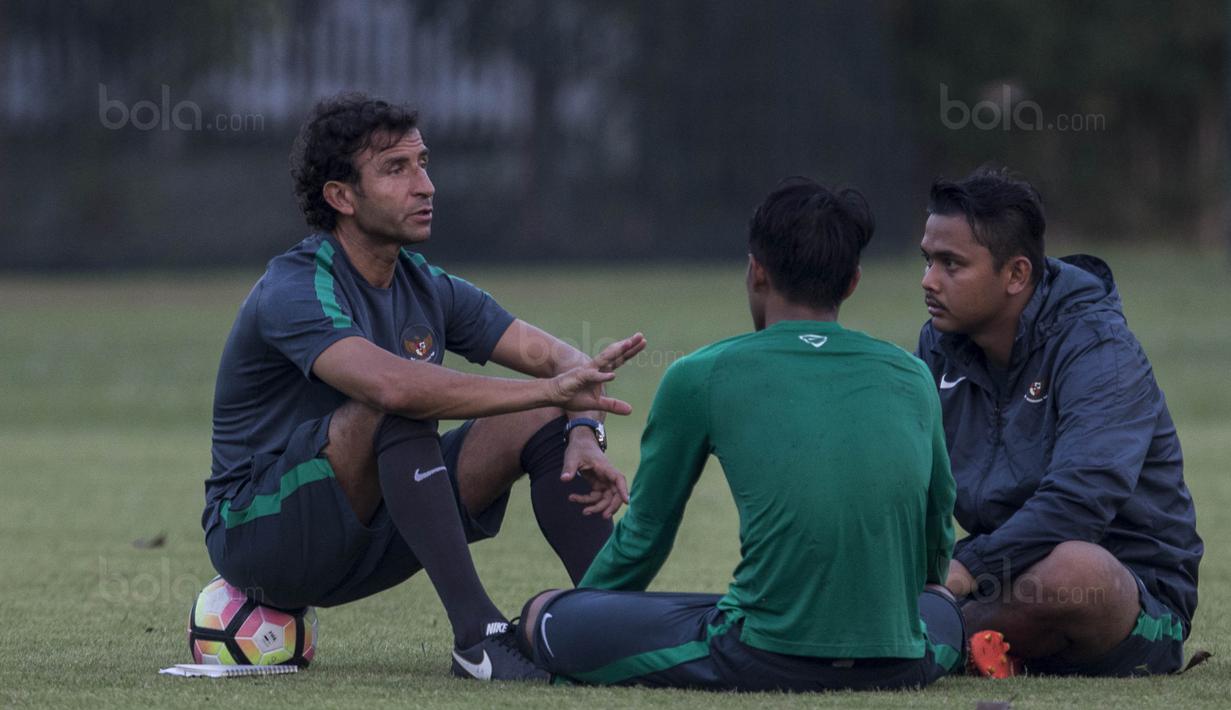 Pelatih Timnas Indonesia U-22, Luis Milla, berdiskusi dengan Hansamu Yama usai latihan di Lapangan SPH Karawaci, Banten, Senin (7/8/2017). Latihan dilakukan sebagai persiapan jelang SEA Games 2017 Malaysia. (Bola.com/Vitalis Yogi Trisna)