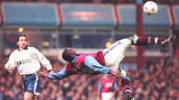 Dwight Yorke yang telah pensiun pada Juli 2009 bersama Sunderland tercatat pernah berseragam Aston Villa selama 8,5 musim mulai tengah musim 1989/1990 hingga akhir musim 1997/1998. Pada 1992/1993 ia turut membawa Aston Villa Promosi ke Premier League. Ia tercatat dua kali mencetak 20 gol atau lebih dalam semusim di semua kompetisi bersama Aston Villa yaitu pada musim 1995/1996 dengan torehan 25 gol dan pada 1996/1997 dengan mencetak 20 gol. (AFP/David Jones)
