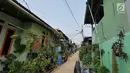 Suasana Kampung Kamal Muara, Jakarta, Selasa (9/7/2019). Sebagian besar warga Kampung Kamal Muara memasang pipa pada talang air di tepi atap rumah mereka untuk menampung air hujan. (Liputan6.com/Herman Zakharia)