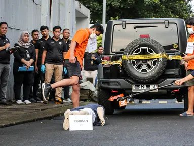 Tersangka Mario Dandy Satriyo dan Shane Lukas serta pemeran pengganti AG menjalani rekonstruksi penganiayaan David Ozora di Perumahan Green Permata, Jakarta, Jumat (10/3/2023). Sebanyak 23 adegan diperagakan dalam rekonstruksi kasus penganiayaan terhadap Cristalino David Ozora. (Liputan6.com/Faizal Fanani)