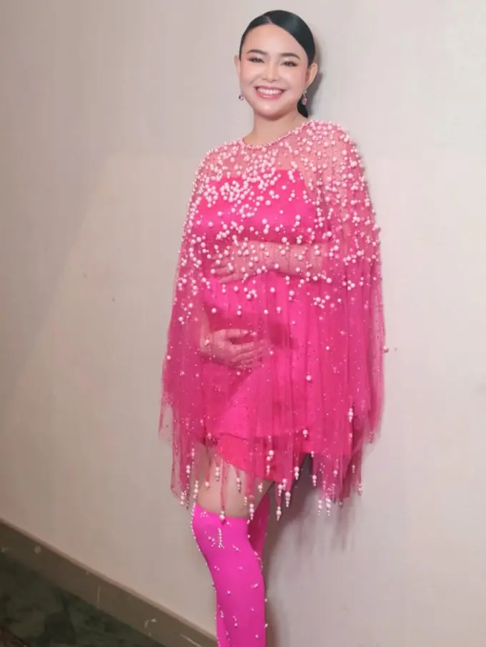 Amanda Manopo saat Premier Film CAPER pakai sepatu pink. [@bellyiverzon]