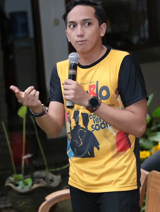 Hanung pun membantu Ge untuk melepas bayang-bayang sosok Ringgo dari benaknya. Ge dilarang menonton lagi film Jomblo dengan alasan Hanung tak ingin menciptakan Agus dengan versi yang sama. (Deki Prayoga/Bintang.com)