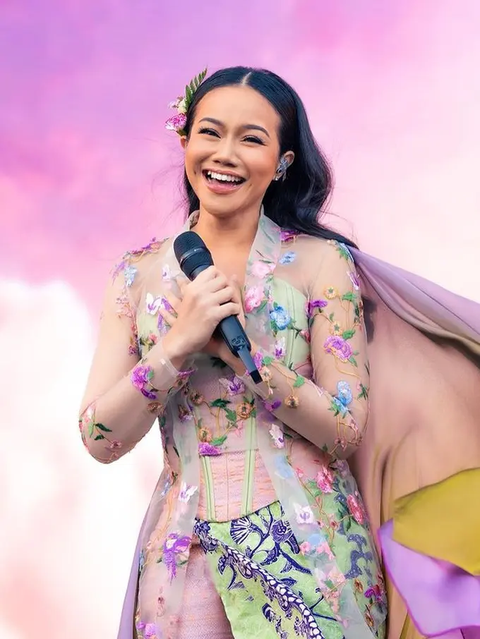 Potret Yura Yunita Jadikan Bunga Sebagai Aksesoris Rambut