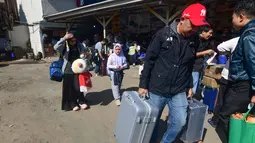 Sepekan jelang Hari Raya Idul Fitri 1447 H, para calon penumpang mulai memadati sejumlah agen bus di Jakarta, salah satunya Terminal bayangan/agen bus Antar Kota Antar Provinsi (AKAP) Pondok Pinang. Tampak dalam foto, para calon penumpang menunggu waktu keberangkatan di Agen Bus Pondok Pinang, Jakarta Selatan, Sabtu (14/3/2026). (merdeka.com/Arie Basuki)