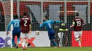 Aaron Ramsey mencetak gol kedua untuk timnya saat melawan AC Milan pada pertandingan Liga Europa leg pertama di stadion San Siro Milan, Italia (8/3). (AP Photo / Antonio Calanni)