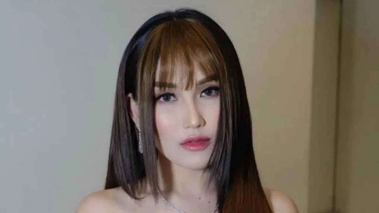 6 Potret Tampilan Terbaru Ayu Ting Ting dengan Rambut Panjang Berponi