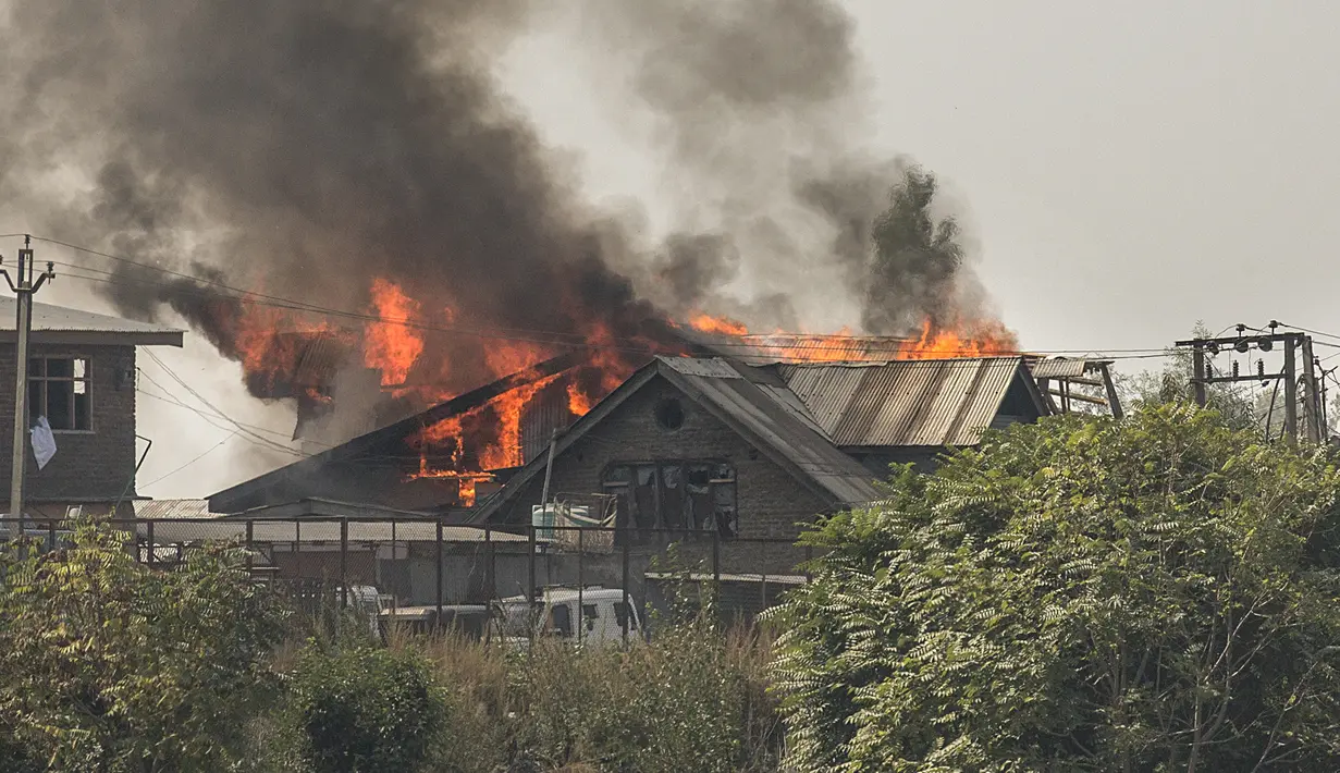 Kobaran api terlihat dari sebuah rumah saat baku tembak di Kota Srinagar, ibu kota musim panas Kashmir yang dikuasai India, pada 12 Oktober 2020. Dua militan tewas dalam baku tembak dengan pasukan pemerintah di wilayah Kashmir yang dikuasai India. (Xinhua/Javed Dar)