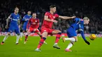 Pemain Chelsea Raheem Sterling jatuh ke tanah di antara pemain Preston North End Alistair McCann (kiri) dan Liam Millar pada pertandingan sepak bola Piala FA di Stadion Stamford Bridge, London, Inggris, Sabtu (6/1/2024). (AP Photo/Kirsty Wigglesworth)