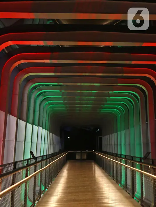 Suasana jembatan penyebrangan orang (JPO) Polda Metro Jaya yang berhias lampu berwarna bendera Palestina, Jakarta, Rabu (19/5/2021). Pemprov DKI Jakarta melakukan aksi solidaritas untuk Palestina dengan menampilkan warna-warna khas bendera Palestina di 10 JPO. (Liputan6.com/Herman Zakharia)