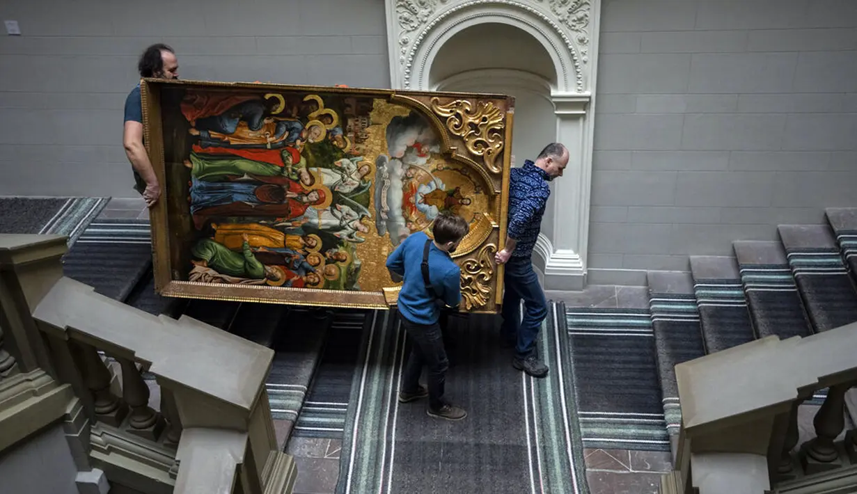 Pekerja memindahkan Kabar Sukacita kepada Perawan Terberkati dari Ikonostasis Bohorodchany di Museum Nasional Andrey Sheptytsky untuk persiapan keselamatan jika terjadi serangan di Kota Lviv, Ukraina, 4 Maret 2022. Pintu-pintu museum ditutup sejak perang Rusia di Ukraina. (AP Photo/Bernat Armangue)