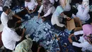Sejumlah PNS menggunting E-KTP untuk dihancurkan di Gundang Kemendagri, Bogor (30/5). Sekitar seratus PNS dilibatkan selama sepuluh hari untuk menghancurkan lebih dari 800 ribu E-KTP. (Merdeka.com/Arie Basuki)