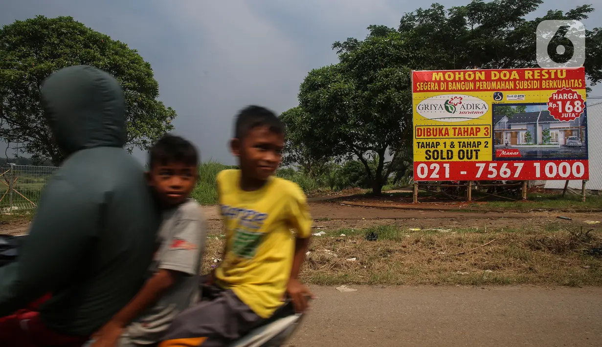 Warga melintas di dekat pembangunan rumah subsidi di Ciseeng, Kabupaten Bogor, Jawa Barat, Rabu (16/2/2022). PT BTN (Persero) TBK terus berupaya memenuhi kebutuhan hunian layak terutama bagi masyarakat berpenghasilan rendah. (Liputan6.com/Johan Tallo)