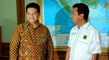 Ketua Umum PPP versi Musyawarah Nasional Surabaya Romahurmuziy menemui Ketua KPU, Husni Kamil Manik, Jakarta, Selasa (27/1/2015). (Liputan6.com/Faisal R Syam) 