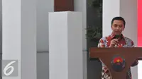 Menpora Imam Nahrawi saat memberikan ucapan selamat sekaligus penyerahan penghargaan buat para atlit dan pelatih yang berprestasi di Sea Games ke-28 Singapura 2015, di Gedung Kemenpora, Jakarta, Kamis (9/7/2015). (Liputan6.com/Herman Zakharia)