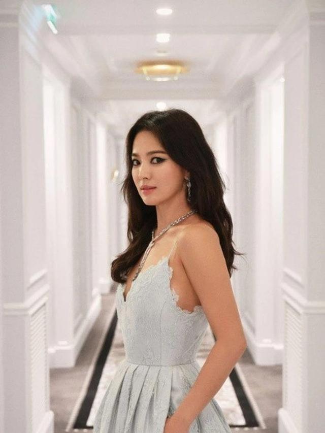 5 Gaya Song Hye Kyo dalam Polesan Makeup Smokey Eyes