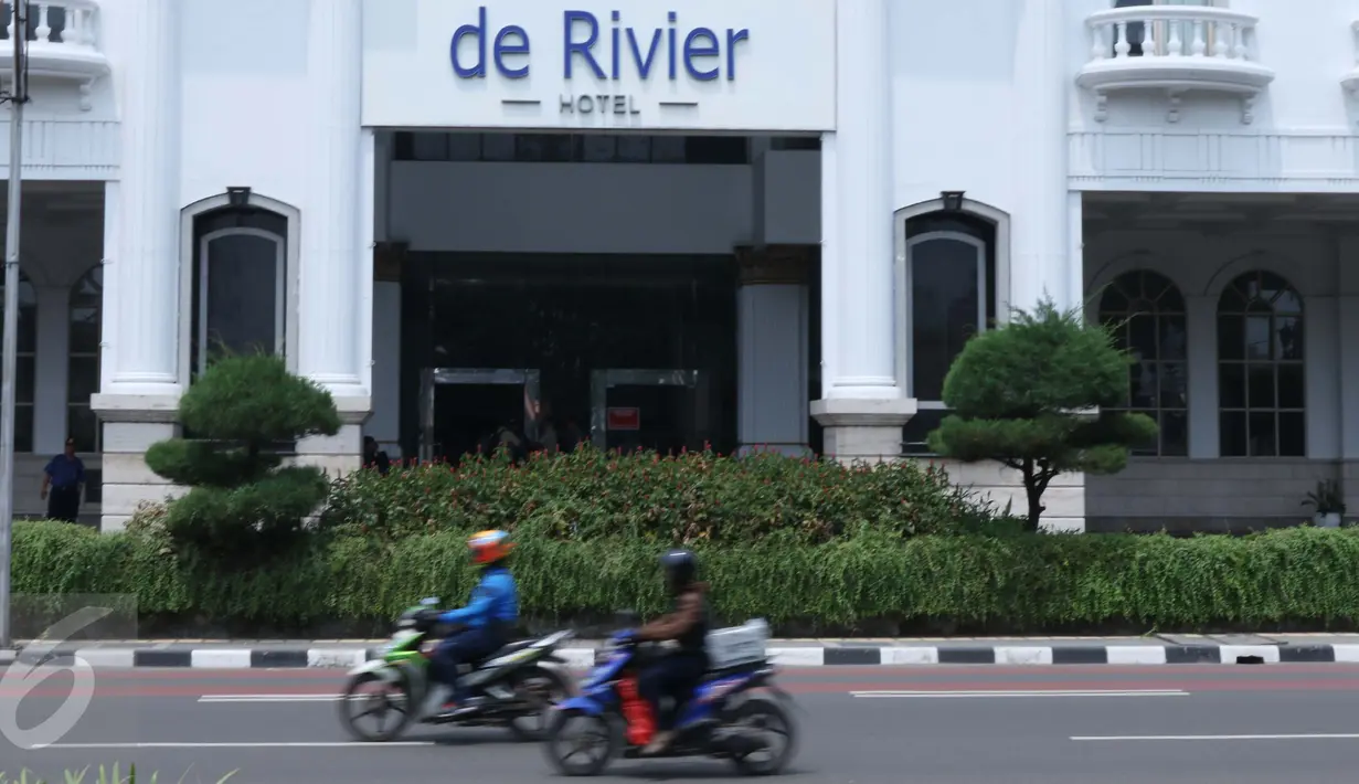 Kendaraan melintas di depan Hotel De Rivier, Kota Tua, Jakarta, Selasa (18/10). Hotel yang sebelumnya bernama Batavia ini telah melanggar Perda nomor 8 tahun 2008 tentang Pencegahan dan Penanggulangan Bahaya Kebakaran. (Liputan6.com/Gempur M Surya)
