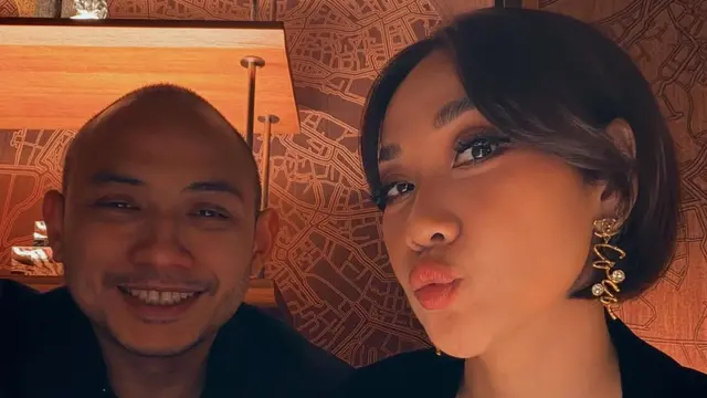 Bunga Citra Lestari  saat Dinner Merayakan Wedding Anniversary ke-2. [@itsmebcl]