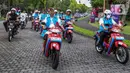 Gubernur Bali I Wayan Koster, Direktur Utama PLN Darmawan Prasodjo,  dan Kapolda Bali Putu Jayan Danu Putra saat mengendarai sepeda motor listrik pada Parade Konversi Sepeda Motor BBM Ke Listrik di Nusa Dua, Bali, Kamis (1/9/2022). Parade motor listrik tersebut adalah rangkaian memperkuat pelaksanaan G20 dalam transisi energi berkelanjutan. (Liputan6.com/Johan Tallo)