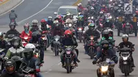 Sejumlah pemudik bersepeda motor melintasi Jalur Pantura Indramayu - Cirebon, Jawa Barat, Jumat (23/6). Iring-iringan pemudik bersepeda motor di sepanjang jalur pantura Indramayu - Cirebon mengular pada H-2 Lebaran (Liputan6.com/Johan Tallo)