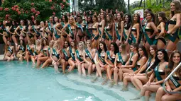 Kontestan Miss Earth 2018 berpose di tepi kolam renang selama presentasi media di Manila, Filipina, Kamis (11/10). Sebanyak 88 wanita cantik dari berbagai negara mengikuti kontes bertema tahun ini, dunia bebas plastik. (AP/Bullit Marquez)