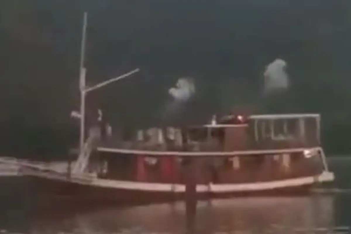 Wisatawan Bakar Petasan di Pulau Kalong TN Komodo, Terancam Bui hingga 5 Tahun