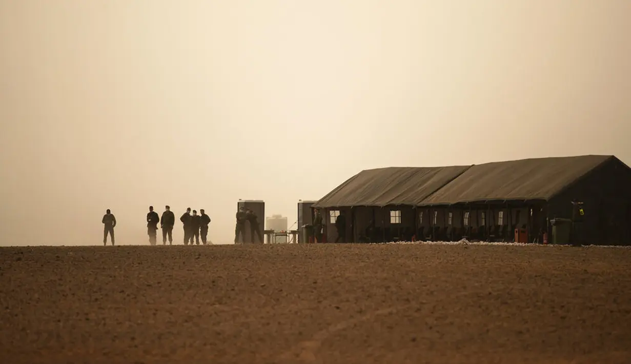 Tentara Maroko berjaga selama latihan militer Singa Afrika di Kompleks Grier Labouihi, Maroko, Rabu (9/6/2021). Dengan lebih 7.000 peserta dari sembilan negara dan NATO, Singa Afrika adalah latihan terbesar Komando Afrika AS. (AP Photo/Mosa'ab Elshamy)
