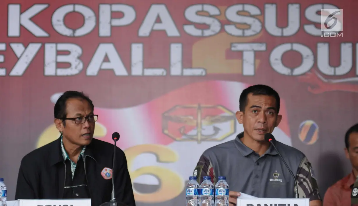 Komandan Grup 3 Kopassus Kolonel Inf Safta Feryansah (kanan) memberi keterangan terkait turnamen voli Danjen Kopassus-BNI Open 2018 di Jakarta, Kamis (29/3). Turnamen ini diikuti delapan tim putra dan delapan tim putri. (Liputan6.com/Helmi Fithriansyah)
