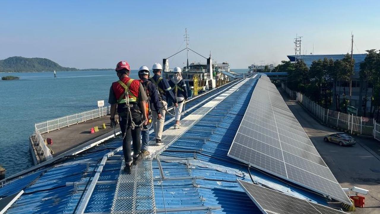 Tahukah Anda? ASDP Sulap Pelabuhan Merak & Bakauheni Jadi Pelabuhan Hijau dengan Panel Surya Raksasa!