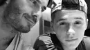 Ketampanan yang dimiliki Brooklyn sudah diturunkan oleh David Beckham. Inilah momen dimana keakraban seorang ayah dan anak yang telah di unggah oleh Brooklyn,  di akun jejaring sosialnya. (via instagram@brooklynbeckham/Bintang.com)