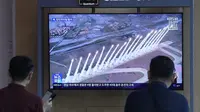 Stasiun TV di stasiun kereta Seoul, Korea Selatan menampilkan uji coba rudal terbaru Korea Utara, Rabu (26/6/2024). (AP/Ahn Yong Joon)