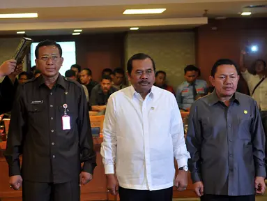 Jaksa Agung HM Prasetyo (Tengah) di dampingi Jamdatun Noor Rochmad (Kiri), dan Jampitsus Widyo Pramono (Kanan) di ambil sumpah sebelum rapat dengan Panitia Khuusus (Pansus) Pelindo, di Jakarta, Kamis (29/10/2015). (Liputan6.com/Johan Tallo)
