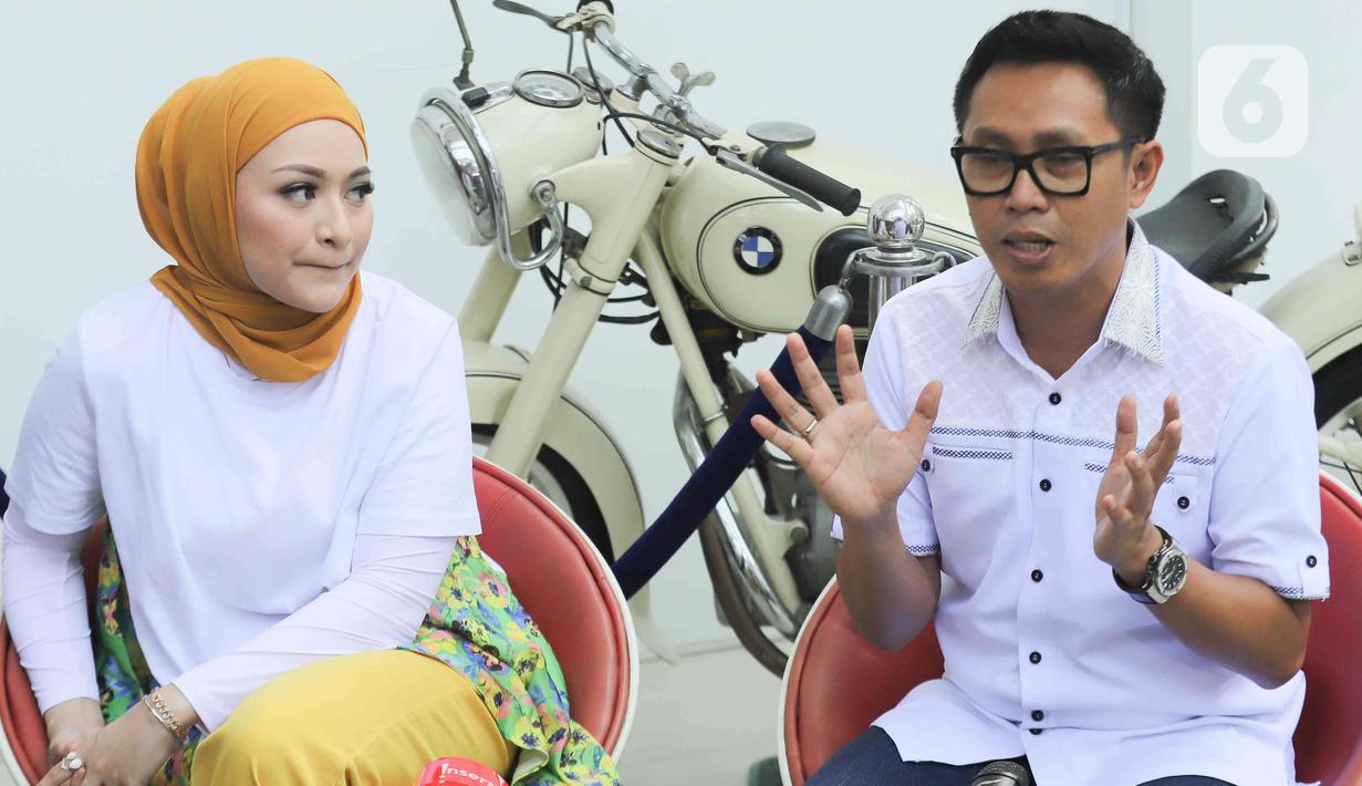 Nathalie Holscher dan komedian Eko Patrio memberikan keterangan saat konferensi pers di kantor Ekomando Artist Management, Jakarta Timur, Senin (25/7/2022). Di tengah prahara rumah tangganya dengan komedian Sule, Nathalie Holscher resmi bergabung dengan Ekomando Management Artist yang berada dibawah naungan Eko Patrio per 21 Juli lalu. (Liputan6.com/Herman Zakharia)