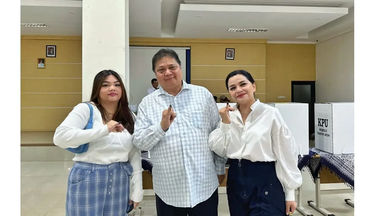 Menteri Koordinator Bidang Perekonomian, Airlangga Hartanto turut menggunakan hak suaranya di TPS Kebayoran Baru, Jakarta Selatan. Ia tampil mengenakan kemeja kotak-kotak berwarna biru muda-putih. Ia datang bersama sang istri, Yanti Airlangga yang mengenakan blus putih dan celana jeans dan sang putri yang mengenakan blus putih dan long pants biru muda. [@airlanggahartarto_official]