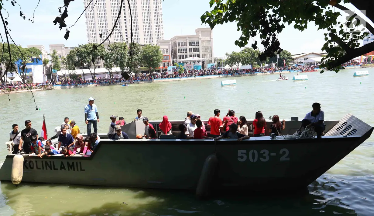Warga berada di perahu menyaksikan Festival Danau Sunter di Jakarta, Minggau (25/2). Kegiatan tersebut untuk mengkampanyaken kebersihan dan menjaga lingkungan danau yang berada di Jakarta. (Liputan6.com/Angga Yuniar)