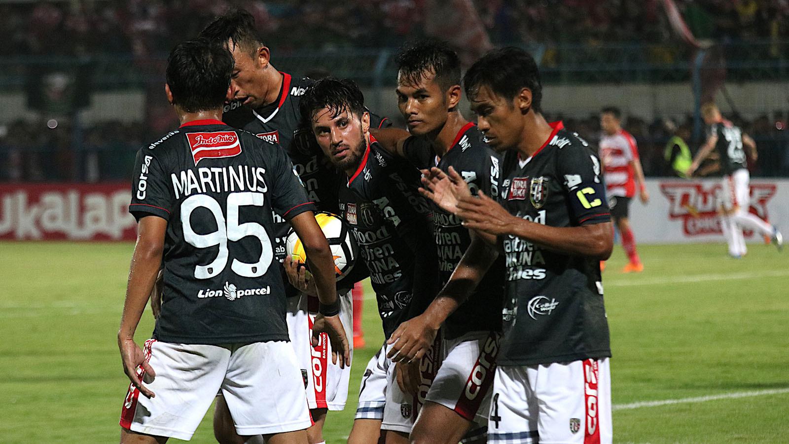 Bali United saat melawan Madura United di Stadion Gelora Bangkalan, Bangkalan (3/6/2018). (Bola.com/Aditya Wany)
