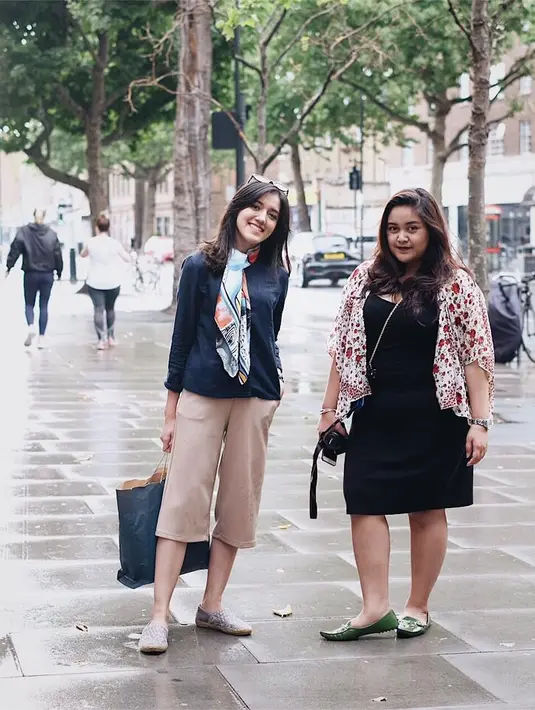 Tak Cuma di atas panggung, di penampilannya sehari-hari Ify yang memakai celan kulot dan blouse navy blue ini tetap memadukan scarf yang diikatkan dan dibiarkan menjuntai panjang. (Instagram/Ifyalyssa)