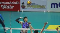 Rivan Nurmulki dari Surabaya BIN Samator melancarkan spike saat menghadapi Jakarta Pertamina Pertamax pada seri ketiga putaran dua PLN Mobile Proliga 2023 di GOR UNY Yogyakarta, Sabtu, 18 Februari 2023. (foto: Proliga)