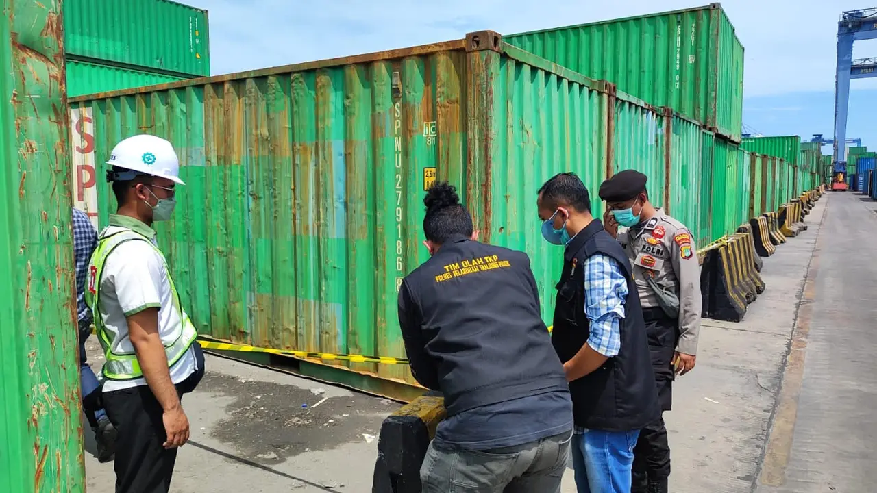 Seorang wanita tanpa identitas ditemukan meninggal di dalam peti kemas di Pelabuhan Tanjung Priok, Jakarta Utara pada Selasa 16 Januari 2024.