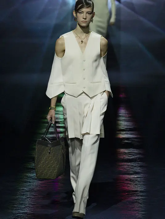 Gaun satin dengan lipatan tirai dibuntuti secara romantis dengan syal. [Foto: Document/FENDI]