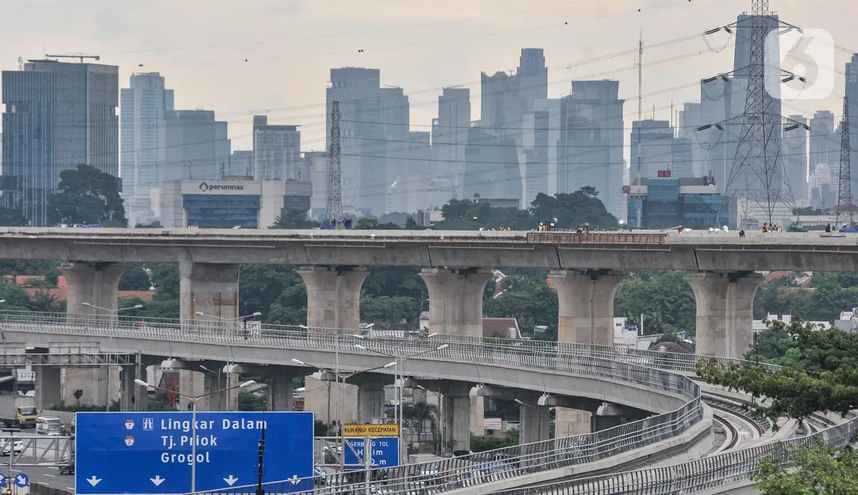 Suasana proyek pembangunan Kereta Cepat Jakarta-Bandung di kawasan Halim Perdanakusuma, Jakarta, Selasa (8/3/2022). KCIC terus mengejar penyelesaian proyek untuk bisa berjalan sesuai dengan target pengoperasian yang telah ditetapkan pada Juni 2023. (merdeka.com/Iqbal S. Nugroho)