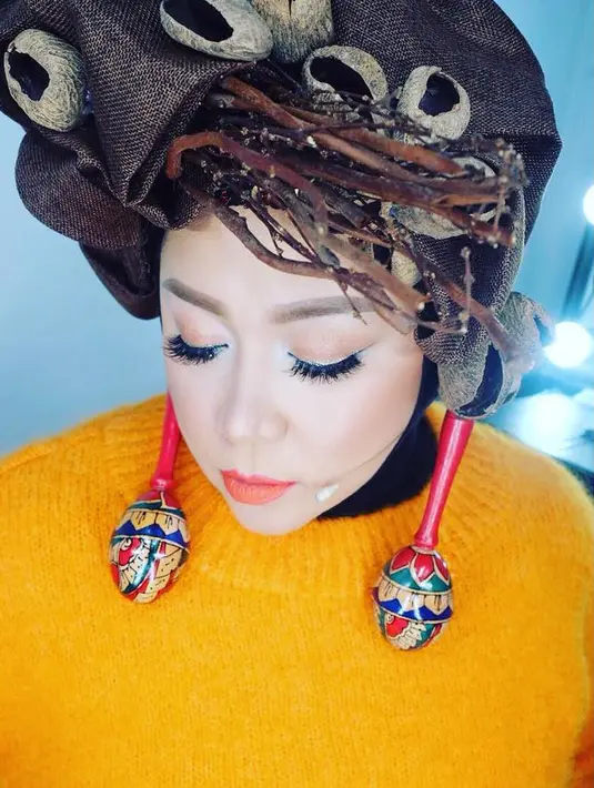 Tampilan vokalis POTRET ini begitu menarik perhatian bergaya hippies dan bohemian. Terlebih dengan makeupnya yang flawless. (Instagram/melly_goeslaw)