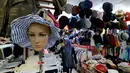 Pengunjung melihat pakaian bekas impor di Pasar Baru Metro Atom, Jakarta, Jumat (6/12/2019). Di tengah ramainya produk pakaian baru baik lokal maupun internasional, pakaian bekas impor yang dijual di kios-kios pasar masih banyak peminatnya di berbagai kalangan. (merdeka.com/Imam Buhori)