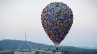 Balon udara terbang bebas di dekat Gedung Parlemen Australia, Canberra , (14/3). Ini dilakukan dilakukan dalam memperingati ulang tahun ke-30 festival Balloon Spectacular Canberra . (REUTERS / Lukas Coch)