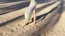 Tetap pede berbikini saat ke pantai, Aura Kasih memadukannya dengan cover up skirts warna cerah. [Instagram/aurakasih]