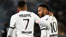 Tidak diperkuat Messi yang absen karena cedera, Duet Neymar bersama Mbappe terbukti efektif dimana keduanya menjadi penyumbang gol dalam pertandingan kali ini. (AFP/Philippe Lopez)