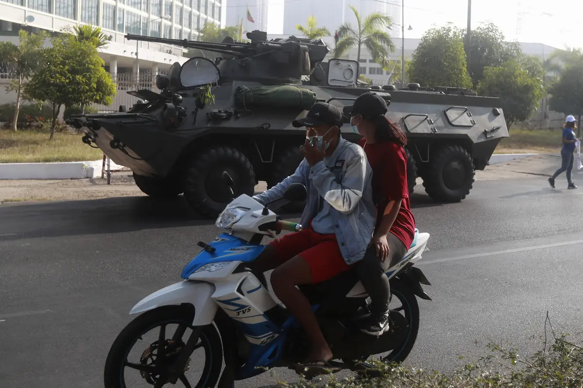 Militer Kerahkan Kendaraan Lapis Baja di Kota-Kota Myanmar