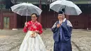 Dari pengalamannya ini, Sri Mulyani mengatakan bahwa Indonesia juga bisa membuat pusat atraksi turis menarik yang memiliki baju tradisional seperti di istana Gyeongbok ini. [Foto: IG/smindrawati]