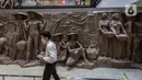 Pengunjung melintas di depan relief peninggalan Bung Karno di pusat perbelanjaan Sarinah di Jakarta, Senin (21/3/2022). Relief bersejarah peninggalan Presiden pertama RI, IR Soekarno tersebut ditemukan di Basement Gedung Sarinah saat pemugaran pada awal Januari 2021 lalu (Liputan6.com/Faizal Fanani)