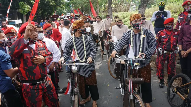 Calon Wali Kota-Wakil Wali Kota yang diusung PDIP Gibran Rakabuming Raka dan Teguh Prakosa berangkat ke KPU