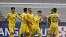 Gelandang Ukraina, Viktor Tsygankov (kedua kanan) berselebrasi usai mencetak gol ke gawang Prancis pada laga persahabatan Stade deFrance di Saint Denis, utara Paris, Rabu (7/10/2020). Prancis menang besar 7-1 atas Ukraina. (AP Photo/Francois Mori)